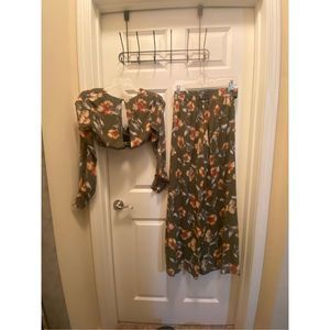 Excellent, Pristine Condition • Women’s • Olive Green • Floral Print • Crop Top